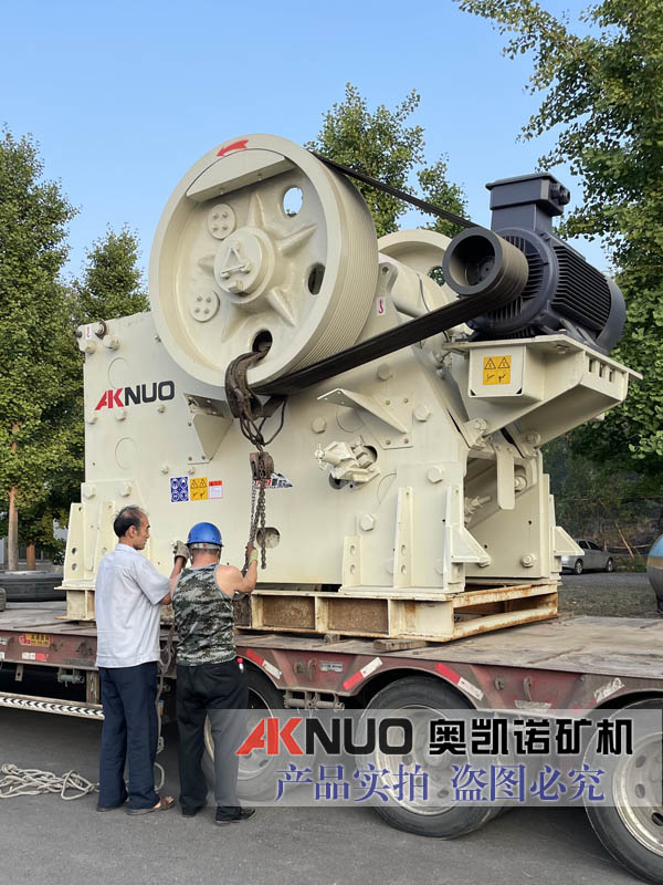 型號	功率（KW）	轉(zhuǎn)速（rpm）	破碎機重量基本配置(kg)	給料口寬度x深度（mm）	產(chǎn)量范圍 C80	75	350	7650	800x510	335　514 C96	90	330	10150	930x580	390　592 C106	110	280	15650	1060x700	500　760 C116	132	260	19240	1150x760	520　800 C120	160	230	27990	1200x870	540　800 C130	185	220	40150	1300x1000	831　1267  C150	200	220	50950	1400x1200	880　1319 C160	250	220	76300	1600x1200	1145　1909 C200	400	200	124000	2000x1500	1435　2462